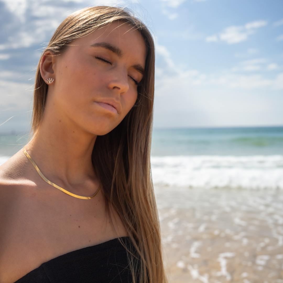 Puces d’Oreilles ŒIL – Plaqué or 18 carats & oxydes | Assara Bijoux